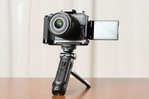 CANON EOS R50V + SmallRig Cage 5427 + SmallRig Wireless Shooting Grip | Extendable Tripod Remote 4551