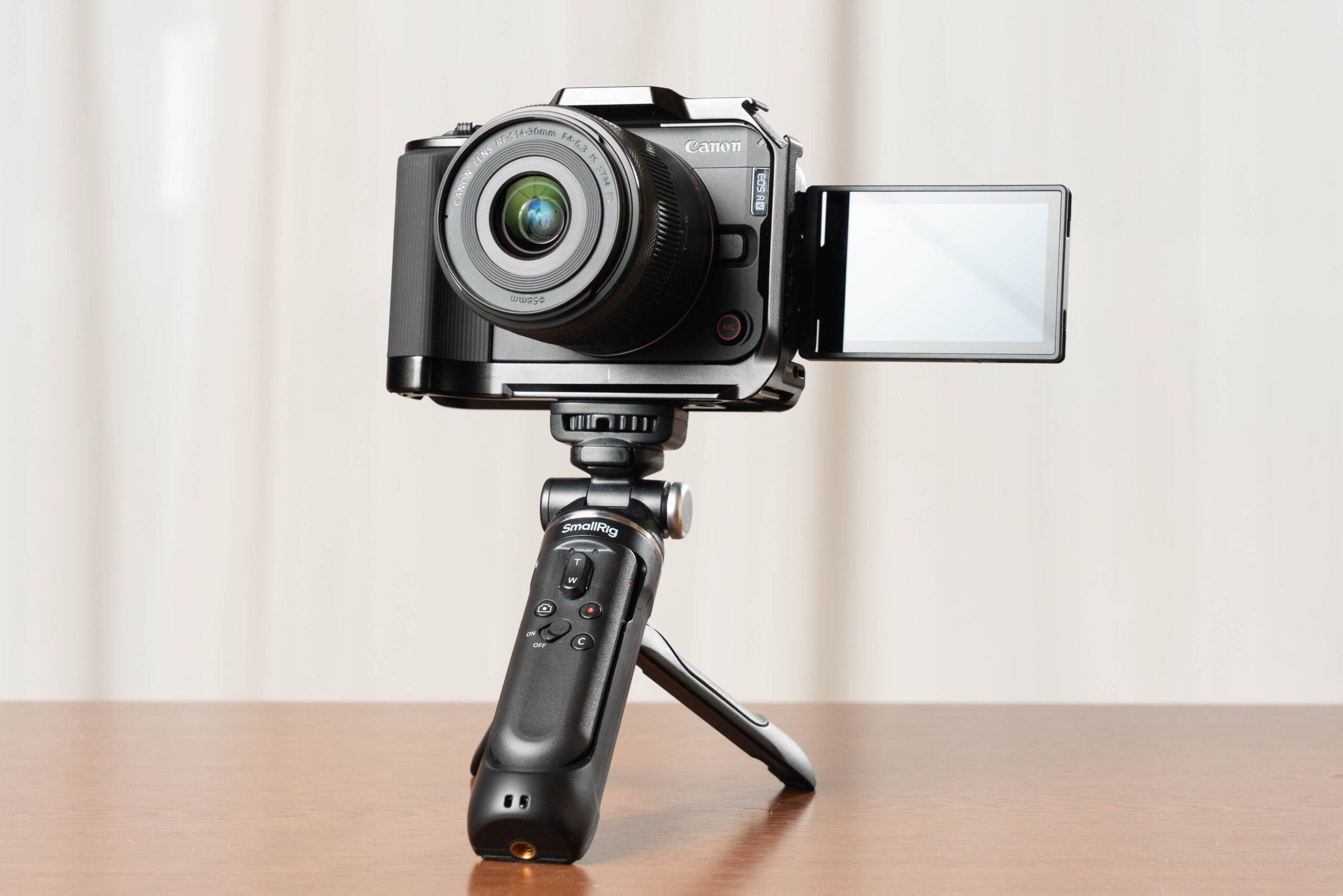 CANON EOS R50V + SmallRig Cage 5427 + SmallRig Wireless Shooting Grip | Extendable Tripod Remote 4551