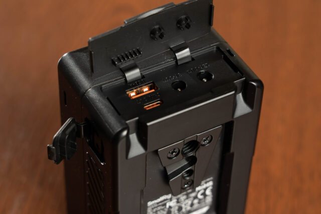 SmallRig VB99 SE ミニVマウントバッテリー 99Wh 4608は出力端子が豊富