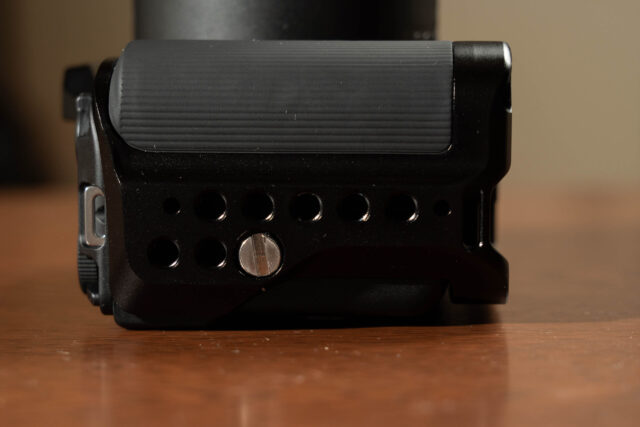 1/4ネジ穴がたくさんある。なお、ボディの1/4ネジ穴を使用してしっかりと固定している。