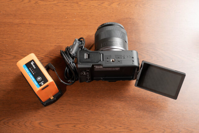 NP-Fバッテリーから給電している