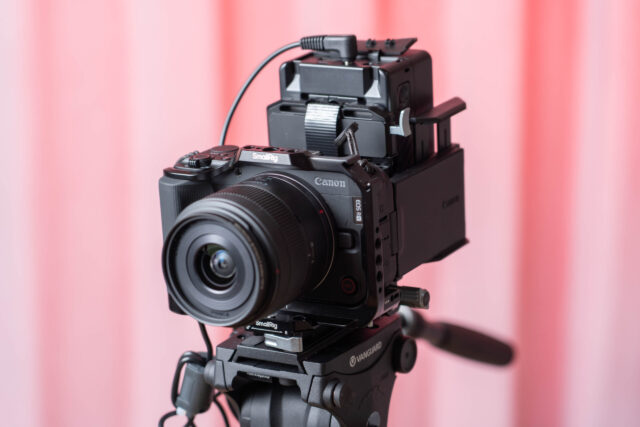 EOS R50V + V mount battery