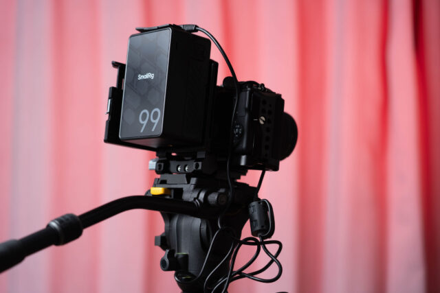 EOS R50V + V mount battery